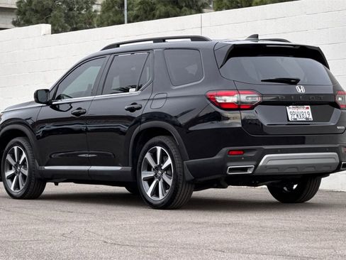 Certified 2025 Honda Pilot Touring image 3