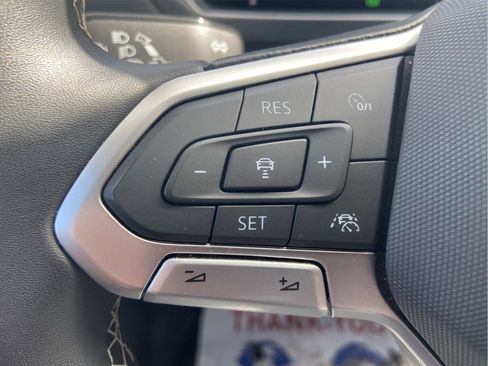 Used 2022 Volkswagen Tiguan SE w/ Panoramic Sunroof Package image 26