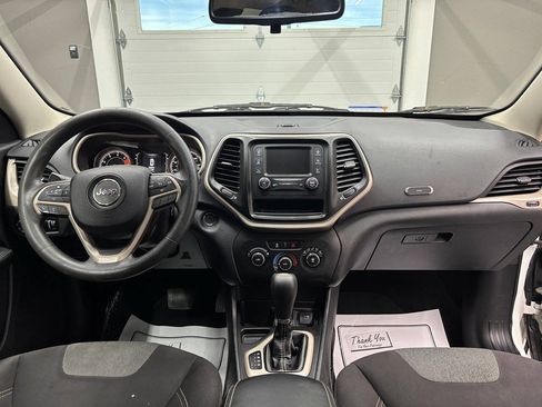 Used 2016 Jeep Cherokee Sport FWD image 25