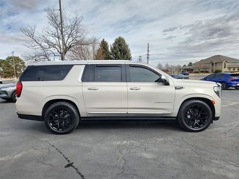 Used 2022 GMC Yukon XL Denali w/ Denali Ultimate Package image 3