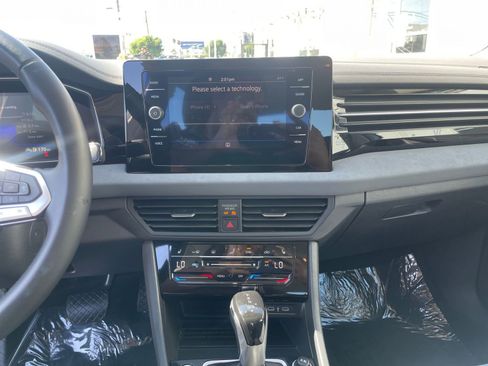 Used 2025 Volkswagen Jetta SE image 18