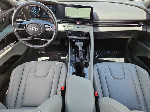 Certified 2025 Hyundai Elantra Limited FWD image 15