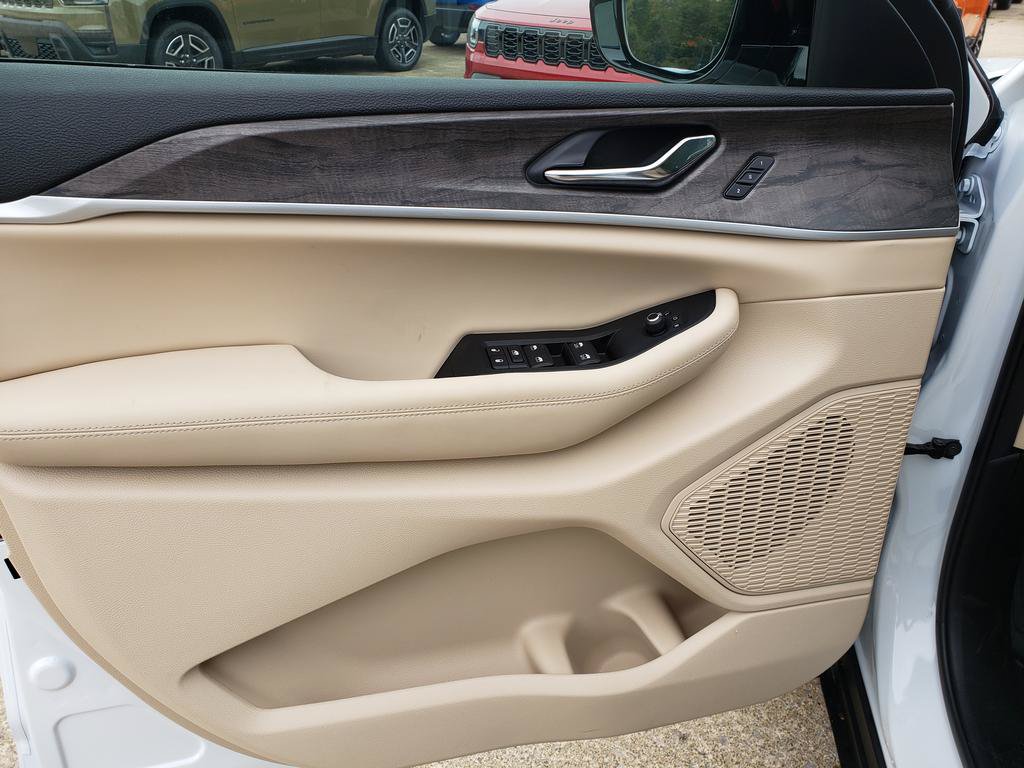 New 2027 Jeep Grand Cherokee Limited AWD/4WD image 11