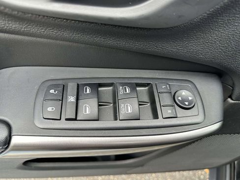 Used 2020 Jeep Cherokee Latitude Plus w/ Comfort/Convenience Group image 18