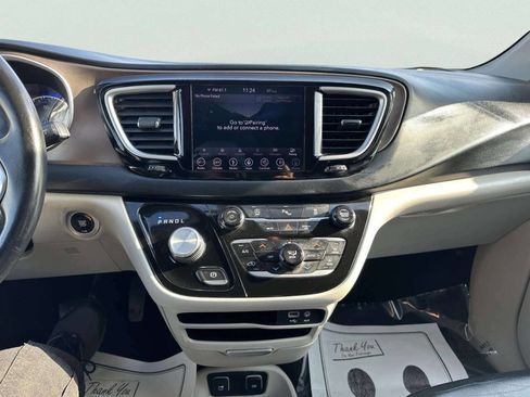 Used 2018 Chrysler Pacifica Touring-L image 19