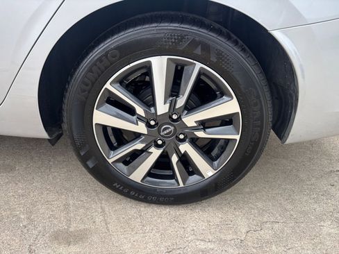Used 2025 Nissan Versa SV FWD image 28