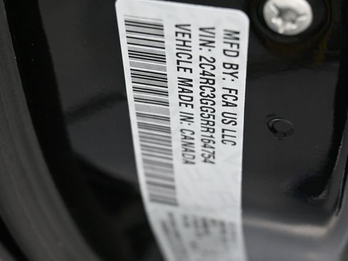 Used 2024 Chrysler Pacifica Limited w/ S Appearance Package image 18