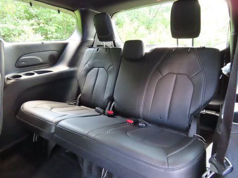 Used 2020 Chrysler Pacifica Touring-L Plus FWD image 31