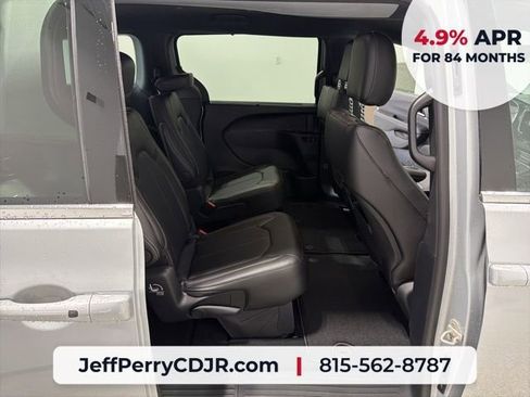 New 2026 Chrysler Pacifica Select FWD image 17