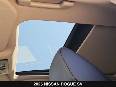 Used 2025 Nissan Rogue SV w/ SV Premium Package FWD image 40
