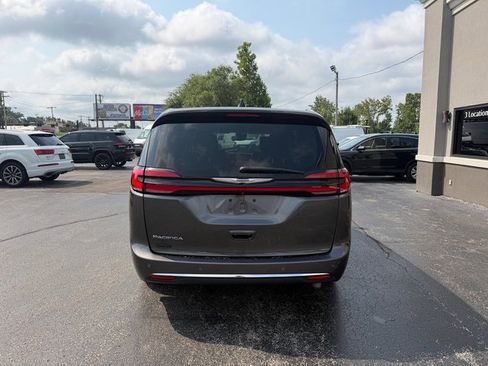 Used 2023 Chrysler Pacifica Touring-L FWD image 4