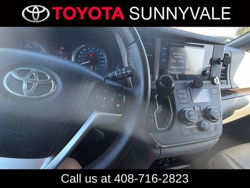 Used 2017 Toyota Sienna XLE Premium AWD/4WD image 4