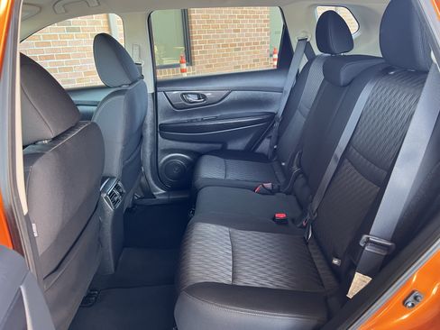 Used 2018 Nissan Rogue SV AWD/4WD image 16