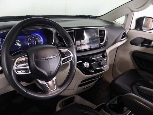 Used 2023 Chrysler Pacifica Touring-L FWD image 23