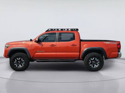 Used 2017 Toyota Tacoma TRD Sport AWD/4WD image 2