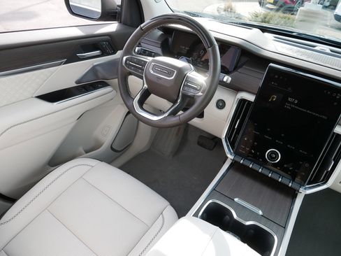 Certified 2025 GMC Acadia Denali w/ Super Cruise Package image 9