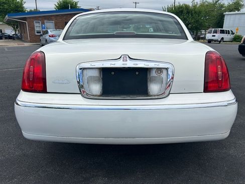 Used 2002 Lincoln Town Car Executive RWD image 4