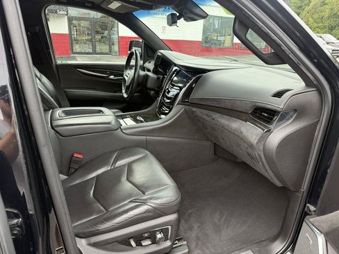 Used 2018 Cadillac Escalade Platinum AWD/4WD image 15