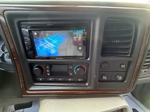 Used 2004 Cadillac Escalade AWD image 16