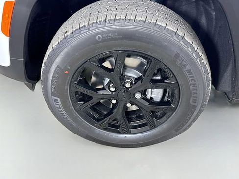 New 2025 Jeep Grand Cherokee Altitude image 31