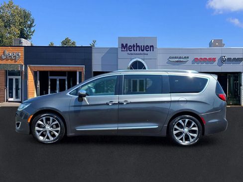 Used 2017 Chrysler Pacifica Limited w/ UConnect Theater Package FWD image 9
