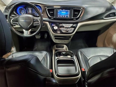 Used 2018 Chrysler Pacifica Touring-L image 23