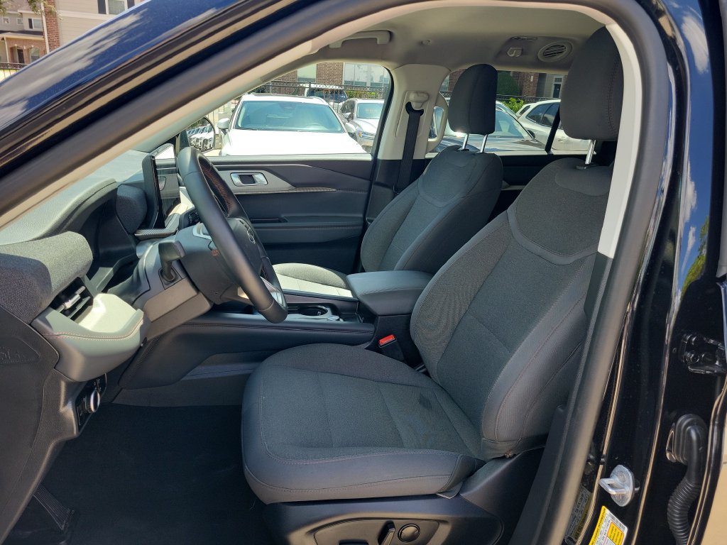 Used 2026 Ford Explorer Active AWD/4WD image 3