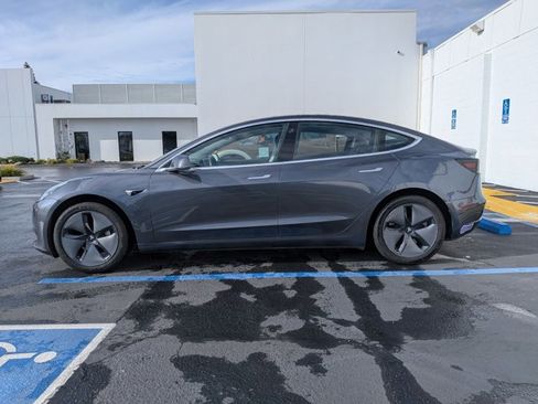 Used 2018 Tesla Model 3 Mid Range image 9