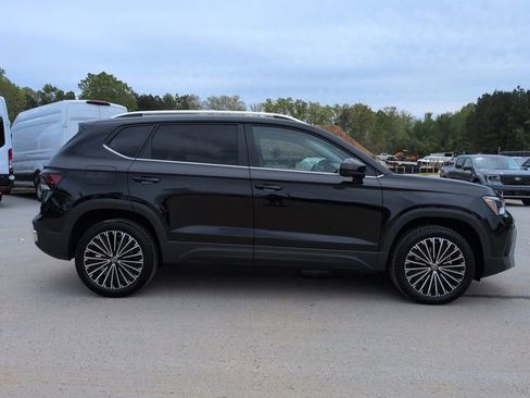 Used 2025 Volkswagen Taos SE FWD image 3