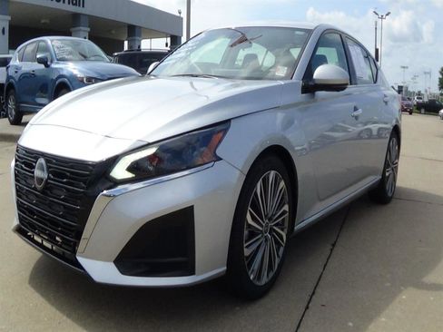 Used 2024 Nissan Altima 2.5 SV image 2