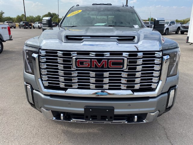 Used 2025 GMC Sierra 3500 Denali w/ Technology Package AWD/4WD image 9