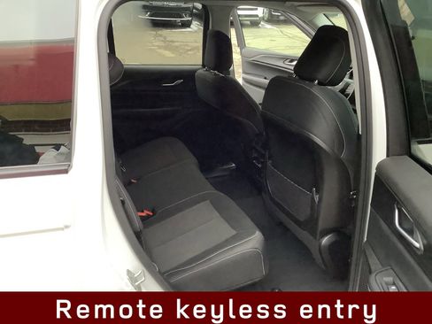 Used 2023 Jeep Grand Cherokee Laredo AWD/4WD image 12