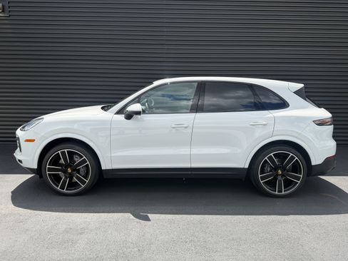 Certified 2023 Porsche Cayenne Platinum Edition AWD/4WD image 2