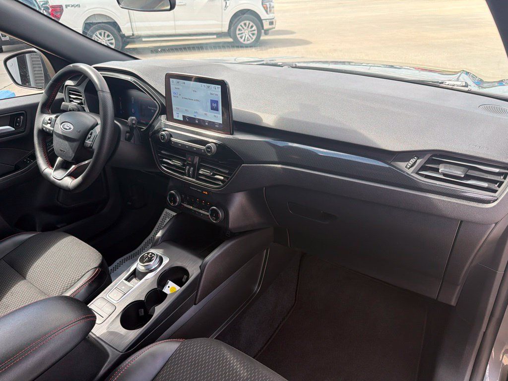 Used 2025 Ford Escape ST-Line Select AWD/4WD image 38