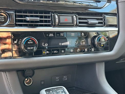 New 2025 Nissan Pathfinder SL w/ SL Premium Package image 33