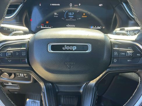 Used 2025 Jeep Grand Cherokee Altitude image 13