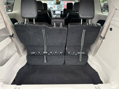 Used 2023 Chrysler Pacifica Touring-L FWD image 17