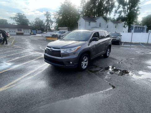 Used 2014 Toyota Highlander XLE AWD/4WD image 2