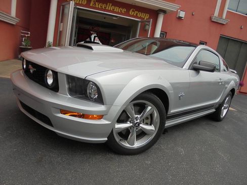 Used 2009 Ford Mustang GT RWD image 42