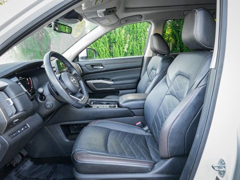 Used 2024 Nissan Pathfinder Platinum w/ Cargo Package image 16