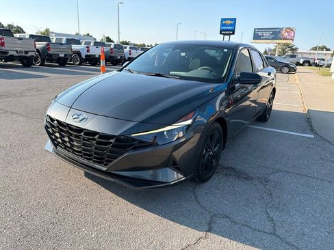 Used 2022 Hyundai Elantra SEL w/ Preferred Accessory Package FWD image 7