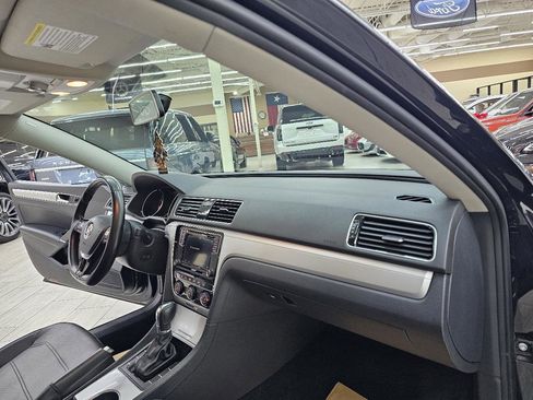Used 2019 Volkswagen Passat Wolfsburg Edition image 21