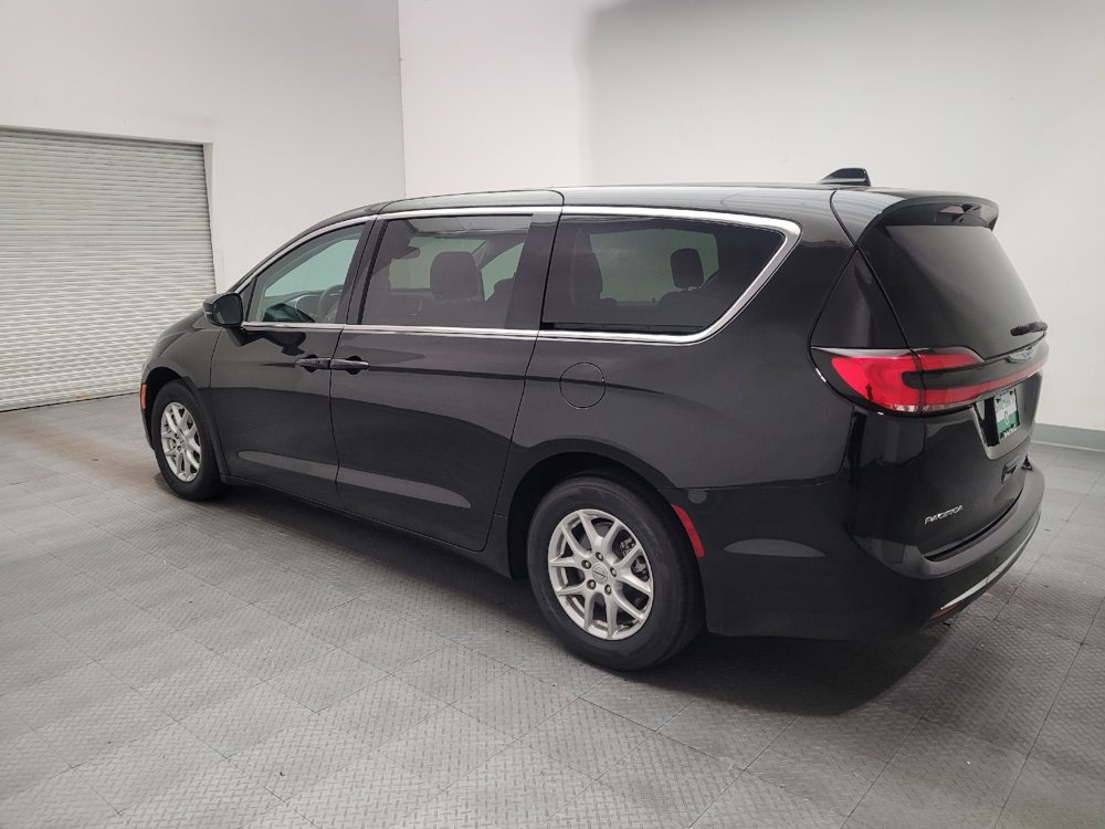 Used 2024 Chrysler Pacifica Touring-L FWD image 5