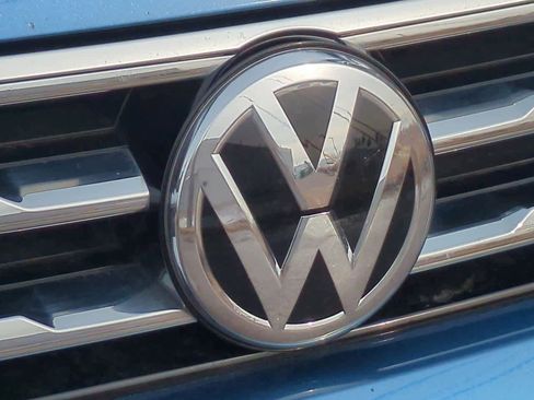 Used 2019 Volkswagen Tiguan SE w/ Panoramic Sunroof Package image 11