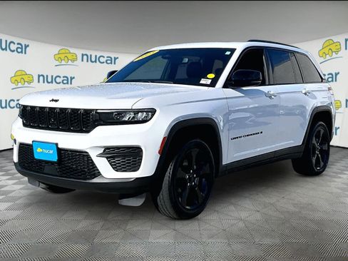 Used 2023 Jeep Grand Cherokee Altitude AWD/4WD image 3