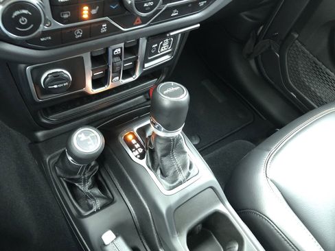 Used 2025 Jeep Gladiator Sport image 26