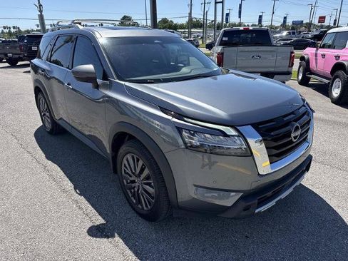 Used 2023 Nissan Pathfinder SL w/ SL Premium Package FWD image 3