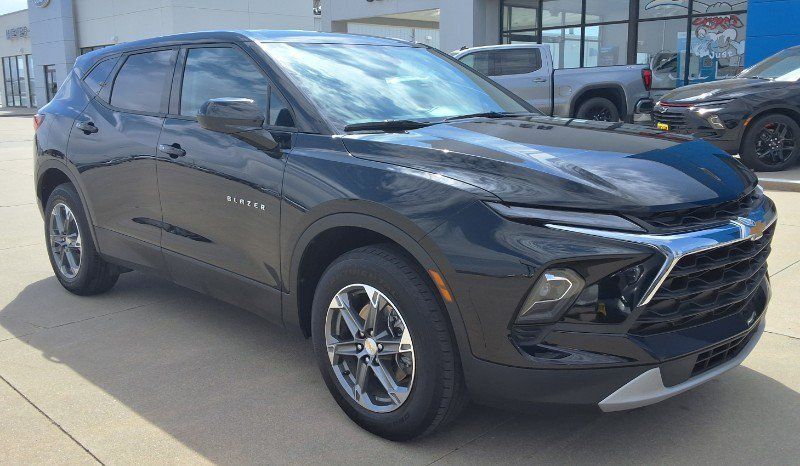 Used 2025 Chevrolet Blazer LT AWD/4WD image 2