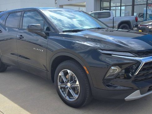 Used 2025 Chevrolet Blazer LT AWD/4WD image 2