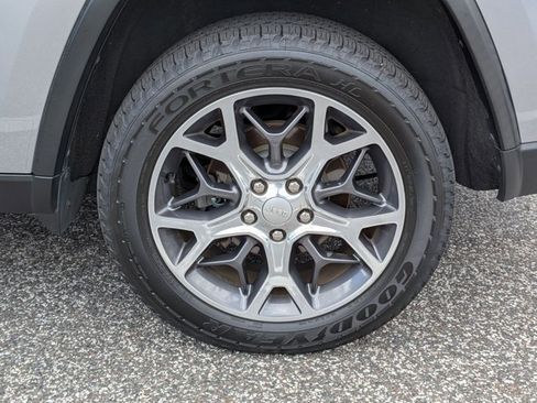 Used 2019 Jeep Grand Cherokee Limited image 3